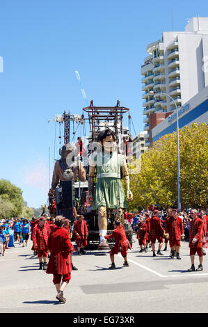 La bambina gigante e il subacqueo pupazzi giganti a piedi lungo la terrazza su strada, Perth, Western Australia. Foto Stock