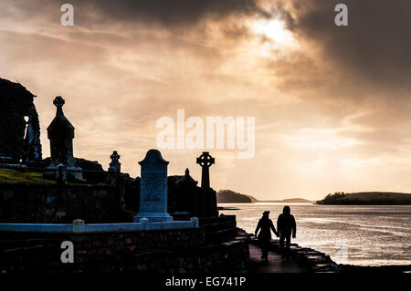 Un giovane a piedi dal vecchio cimitero di Abbazia e della Baia di Donegal a Donegal Town County Donegal Irlanda Foto Stock