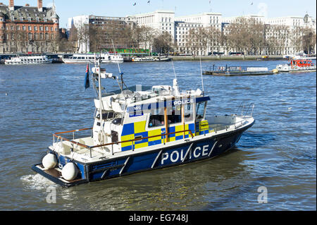 Una polizia metropolitana veloce nave pattuglia sul Fiume Tamigi. Foto Stock