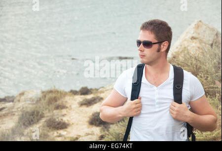 Ritratto maschile di turista con lo zaino. Foto Stock