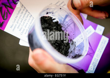 Brighton, Regno Unito. 18 Febbraio, 2015. Il Vescovo di Chichester e un team dalla diocesi di Chichester erano nel centro città di Brighton oggi per contrassegnare il Mercoledì delle Ceneri inizio della Quaresima l. Il Mercoledì delle Ceneri deriva il suo nome dalla pratica delle ceneri benedizione fatta da rami di palme benedette l'anno precedente la Domenica delle Palme, e posizionarli sulle teste dei partecipanti. Credito: Jim Holden/Alamy Live News Foto Stock