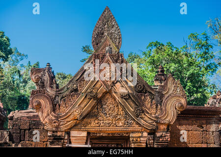 Scolpiti pendiment Siva dio al Banteay Srei rosa hindu temple Cambogia Foto Stock