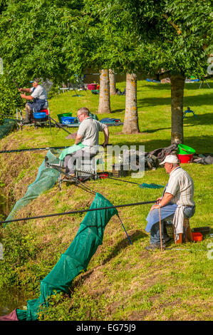 Gara di pesca sul fiume Claise, sud-Touraine, Francia. Foto Stock