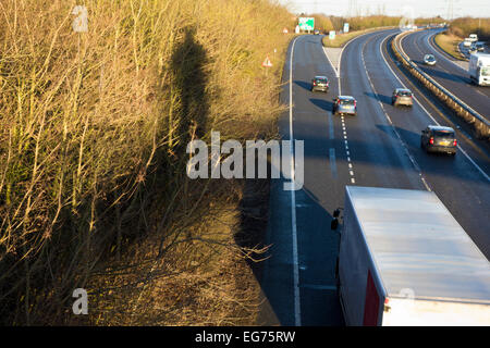 Anonimo figura silhouette sul ponte su strada Foto Stock