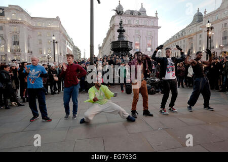 Il WU equipaggio intrattenere i turisti a Piccadilly Circus a Londra Foto Stock