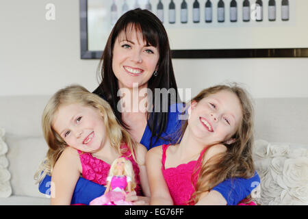 Mamma single e le sue due figlie piuttosto Foto Stock