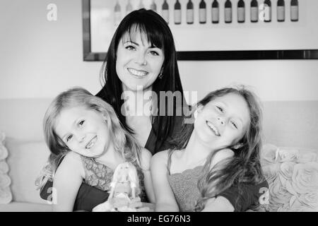 Mamma single e le sue due figlie piuttosto Foto Stock