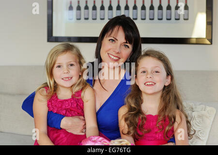 Mamma single e le sue due figlie piuttosto Foto Stock