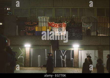 Londra, Regno Unito. 17 Febbraio, 2015. Lo sfratto a Aylesbury station wagon, 77 - 105 Chartridge, Westmoreland Road il 17 febbraio 2015 di attivisti di alloggiamento su uno dei più grandi d'Europa Estates. I manifestanti radunati come la polizia in tenuta da sommossa tagliare le barricate e reso arresti. Credito: Richard Skinner/Alamy Live News Foto Stock