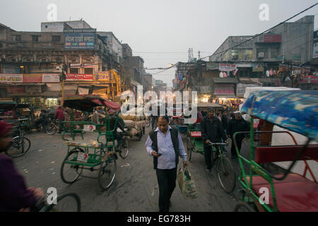 La strada affollata nella Vecchia Delhi, India (Sadar Bazaar) Foto Stock