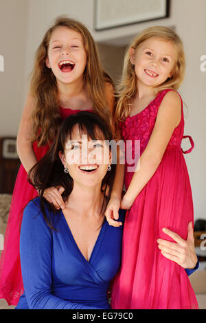 Mamma single e le sue due figlie piuttosto Foto Stock