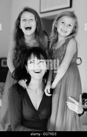 Mamma single e le sue due figlie piuttosto in bianco e nero Foto Stock