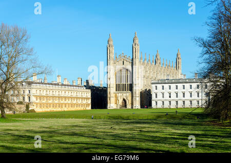 Cambridge, Regno Unito 18 Febbraio 2015: turisti visitano i collegi su un soleggiato ma freddo giorno di credito: CAMimage/Alamy Live News Foto Stock