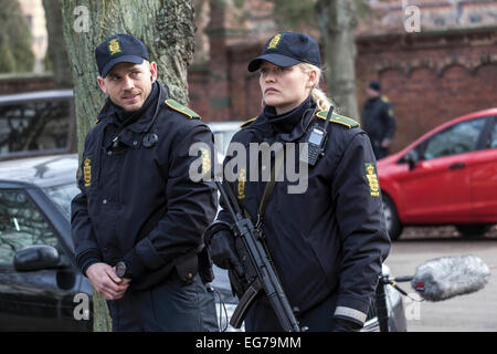 Copenhagen, Danimarca. 18 Febbraio, 2015. La cerimonia funebre di Copenaghen cimitero ebraico di attentati assassinati Dan Uzan avviene strettamente sotto la protezione della polizia. Credito: OJPHOTOS/Alamy Live News Foto Stock