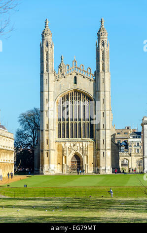Cambridge, Regno Unito 18 Febbraio 2015: turisti visitano i collegi su un soleggiato ma freddo giorno di credito: CAMimage/Alamy Live News Foto Stock