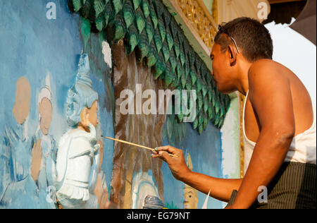 Un pittore birmano la pittura di immagini religiose, Shwedagon pagoda Yangon, Myanmar ( Birmania ), Asia Foto Stock