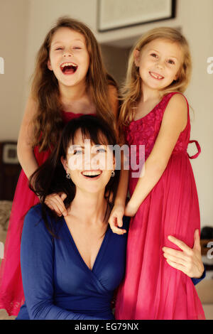Mamma single e le sue due figlie piuttosto soft focus Foto Stock
