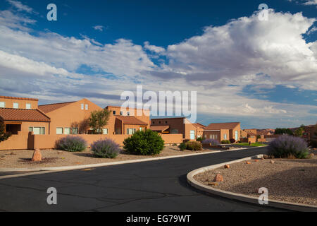 Moab,Utah-USA: Luglio 18, 2013:Sunrise in Moab in prossimità dell' ingresso principale al famoso Parco Nazionale di Arches, Moab,Utah,USA Foto Stock