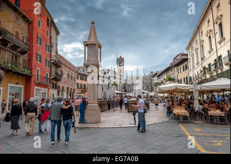 VERONA, Italia - Giugno, 03, 2011: Piazza delle Erbe e Palazzo Maffei. Questa piazza è il mercato centrale di Verona e la vita Foto Stock