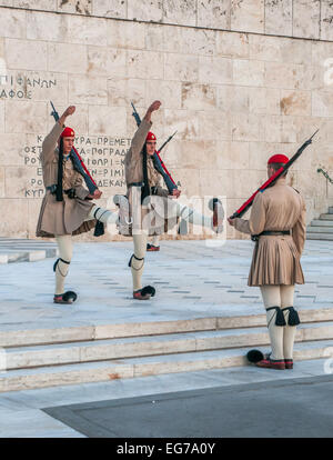 ATHENES, Grecia - marzo, 01: Evzones cambiando la protezione presso la tomba del Milite Ignoto in Athenes su marzo, 01, 2010 Foto Stock