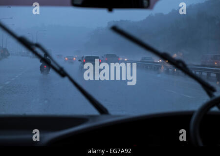 La guida sotto la pioggia su una autostrada in Malaysia. Foto Stock