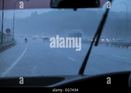 La guida sotto la pioggia su una autostrada in Malaysia. Foto Stock