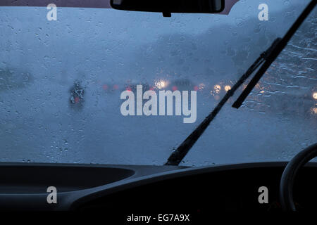 La guida sotto la pioggia su una autostrada in Malaysia. Foto Stock