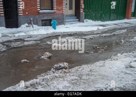 Berri Street inondati da burst acqua principali a Montreal in seguito le temperature polari. Foto Stock