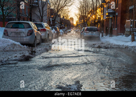 Berri Street inondati da burst acqua principali a Montreal in seguito le temperature polari. Foto Stock