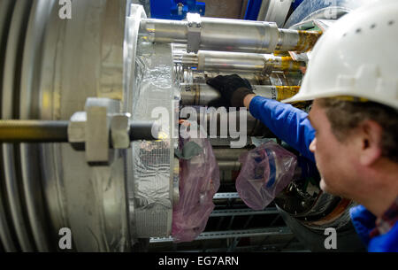 Amburgo, Germania. 18 Febbraio, 2015. Illustrazione - Un dipendente controlla un punto di aggancio all'interno dell'acceleratore di particelle tunnel di X-Ray-Laser-progetto European XFEL passato l'acceleratore (giallo) ad Amburgo, Germania, 18 febbraio 2015. Il progetto comprende un 3, 4 chilometro lungo il sistema di tunnel, in cui al termine alla fine del 2016, extreme breve ed intenso x-ray lampeggia si suppone essere generato. Foto: DANIEL BOCKWOLDT/dpa/Alamy Live News Foto Stock