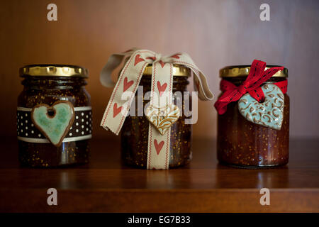 Tre vasi di marmellata su un ripiano Foto Stock