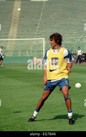 In Italia il capitano Paolo Maldini durante la formazione internazionale sessione in stadio olympico a Roma Foto Stock