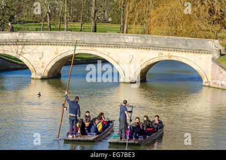 Cambridge, Regno Unito 18 Febbraio 2015: nonostante il freddo, i turisti fanno la maggior parte del sole di punting sul fiume Cam. Credito: CAMimage/Alamy Live News Foto Stock