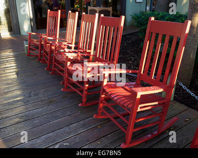 Red sedie a dondolo al Harbour Town, Hilton Head Island, Carolina del Sud Foto Stock