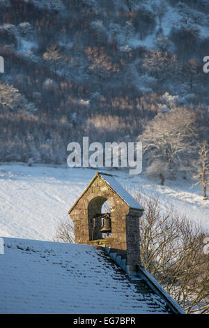 Campanile della chiesa in inverno. Foto Stock