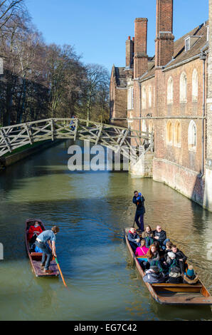 Cambridge, Regno Unito 18 Febbraio 2015: nonostante il freddo, i turisti fanno la maggior parte del sole di punting sul fiume Cam sotto il ponte di matematica. Credito: CAMimage/Alamy Live News Foto Stock