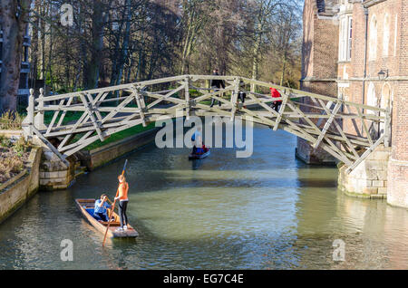 Cambridge, Regno Unito 18 Febbraio 2015: nonostante il freddo, i turisti fanno la maggior parte del sole di punting sul fiume Cam sotto il ponte di matematica. Credito: CAMimage/Alamy Live News Foto Stock