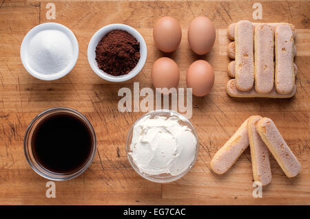 Tiramisù ingredienti concetto Close up shot interna su una scheda di botte in vista panoramica Foto Stock