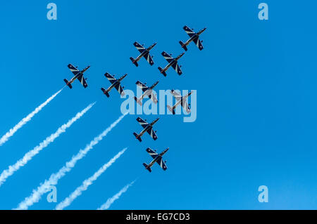 Frecce Tricolori display team, RAF Waddington in volo con sentieri di fumo Foto Stock