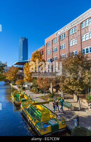 Il Bricktown Canale, guardando verso la torre di Devon, nella storica Bricktown distretto di Oklahoma City, OK, STATI UNITI D'AMERICA Foto Stock