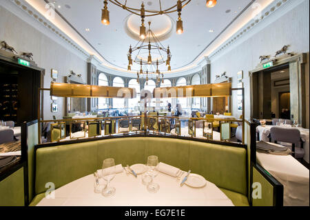 Interior shot del Langham Hotel di Londra, uno dei migliori alberghi a cinque stelle in città con una cena esclusiva e suites Foto Stock