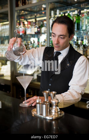 Dettagli dal Connaught Hotel di Londra, uno dei migliori alberghi in città - un barman prepara un martini Foto Stock