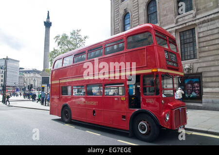 Un rosso classico double decker bus routemaster dagli anni sessanta Foto Stock