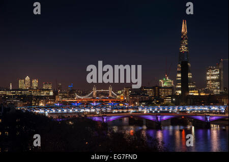 Lo skyline di Londra di notte inclusi Shard, Tower Bridge e da Canary Wharf Foto Stock