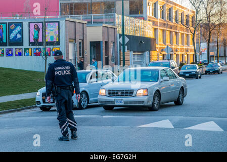 Vancouver funzionario di polizia tirare su una macchina per il prelievo di un illecito di svolta a sinistra. (Targa Altered digitalmente). Foto Stock