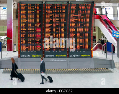 Parigi, Francia - 16 Settembre 2010: annuncio di volo mostra il tempo di partenza su una schermata, l'aeroporto Charles de Gaulle di Parigi, Foto Stock