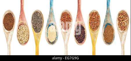 Una raccolta di senza glutine granaglie e semi sulla isolato cucchiai di legno - kaniwa, sorgo, chia, amaranto,red quinoa, nero quino Foto Stock