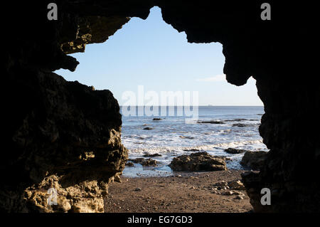 Vista dall'interno di una grotta marina a rocce Blackhall, County Durham costa, England, Regno Unito Foto Stock