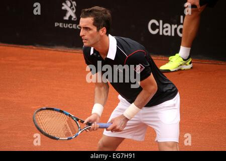 Rio de Janeiro, Brasile. Il 16 febbraio, 2015. Albert Ramos (ESP) durante il match contro Andreas Haider-Maurer (AUT) nel primo round di Uomini Singoli torneo del Rio Open 2015 ATP 500, svoltasi su campi in terra battuta a Jockey Club brasileiro. © Maria Adelaide Silva/Alamy Live News Foto Stock