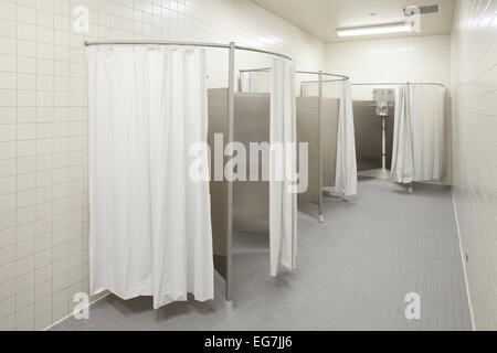 Le doccie in comune in un nuovo high school Locker room. Foto Stock